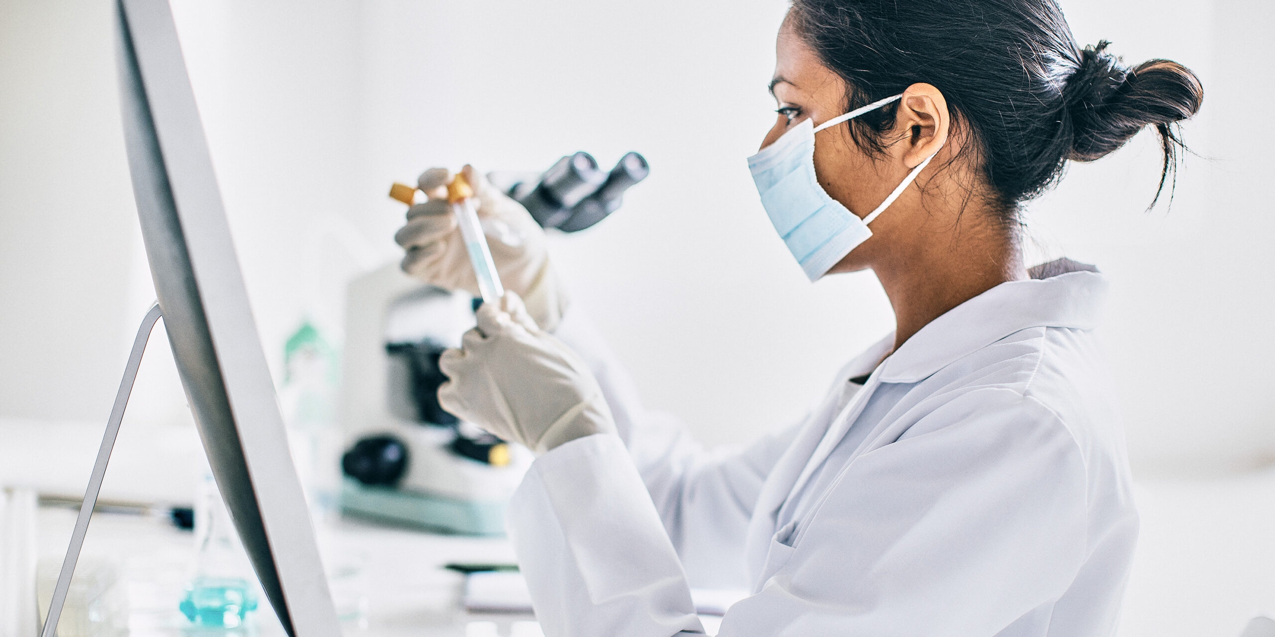 <p>Scientist working in the laboratory</p>